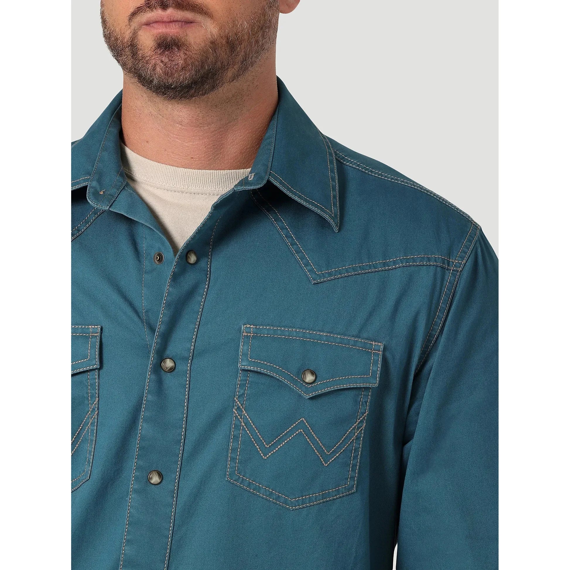 MEN'S WRANGLER RETRO® PREMIUM LONG SLEEVE SOLID SHIRT IN MALLARD BLU