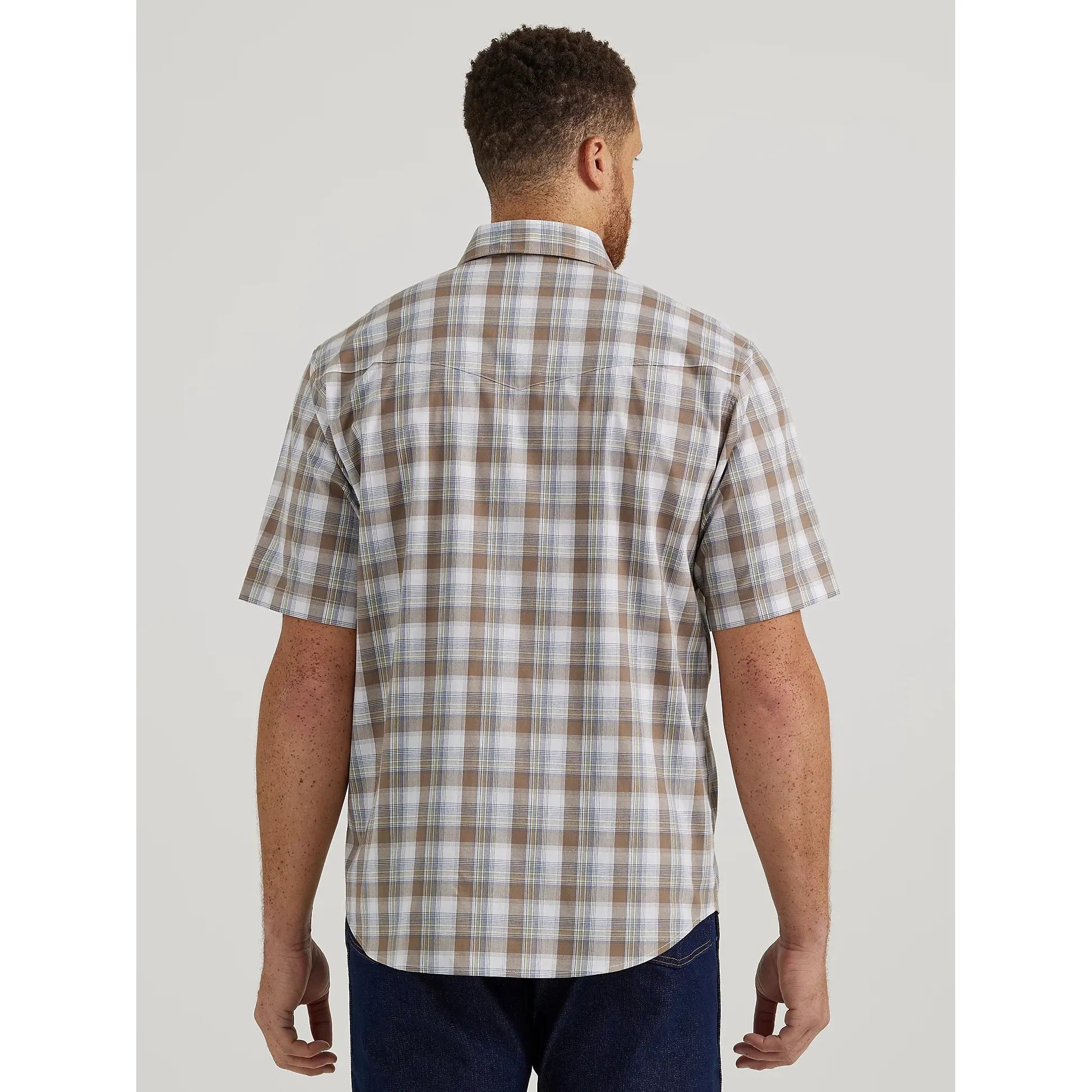 MEN'S WRANGLER® WRINKLE RESIST SHORT SLEEVE WESTERN SNAP PLAID SHIRT IN GREIGE