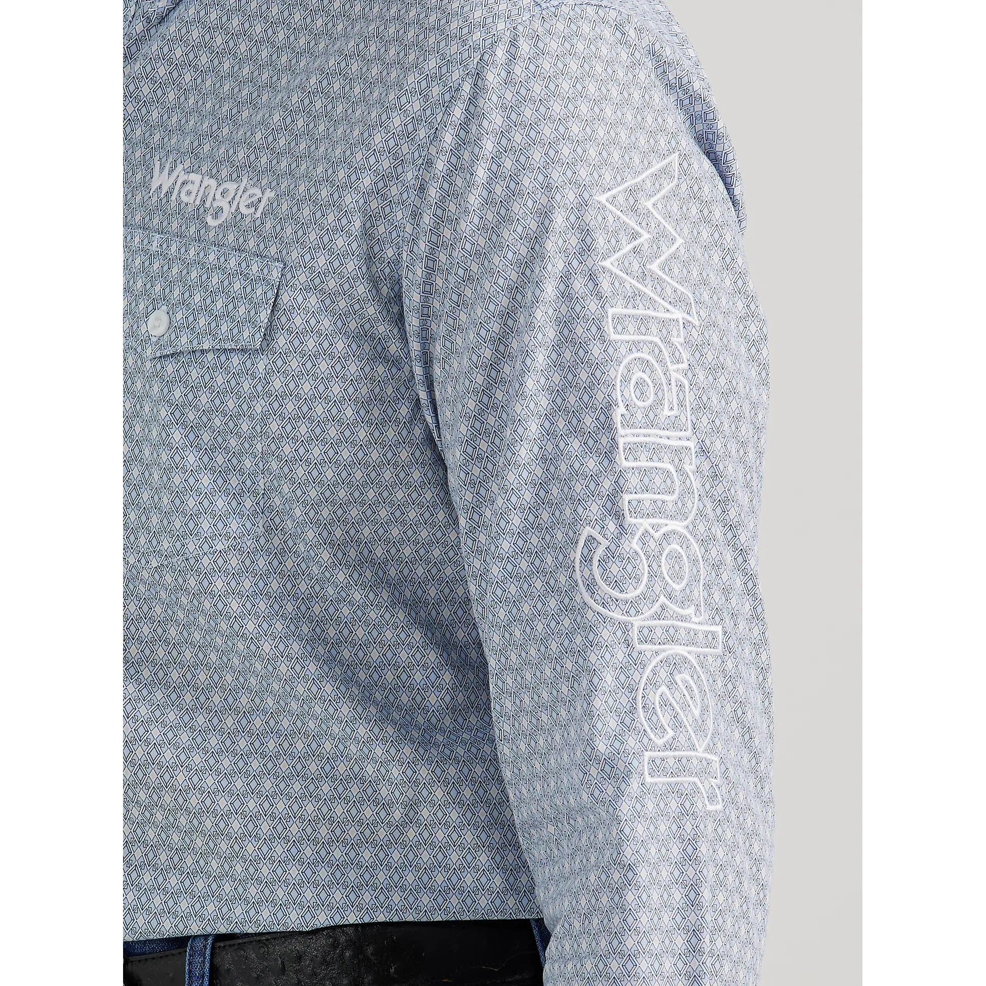 MEN'S WRANGLER® LOGO LONG SLEEVE BUTTON-DOWN PRINT SHIRT IN PALE BLUE
