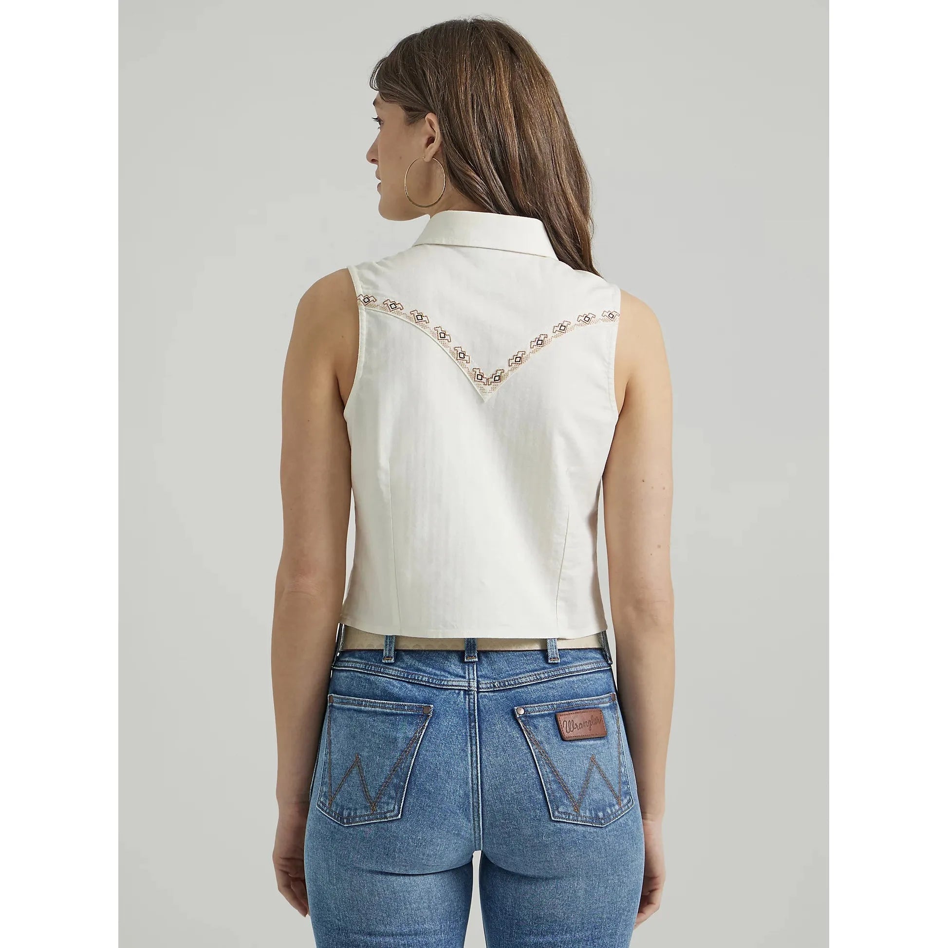 WRANGLER WOMEN'S EMBROIDERED WESTERN SNAP CROP TANK IN EGRET