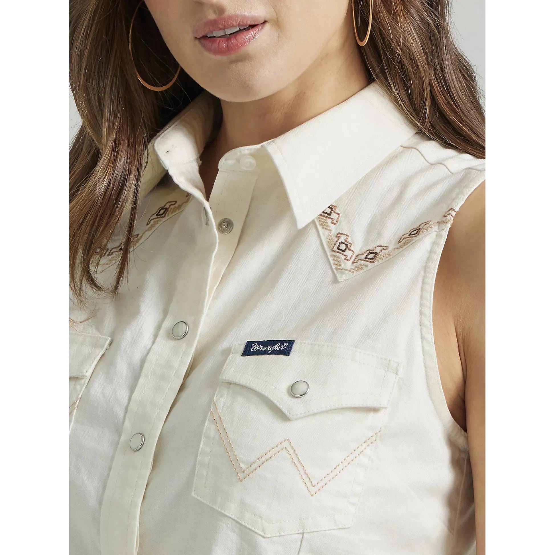 WRANGLER WOMEN'S EMBROIDERED WESTERN SNAP CROP TANK IN EGRET