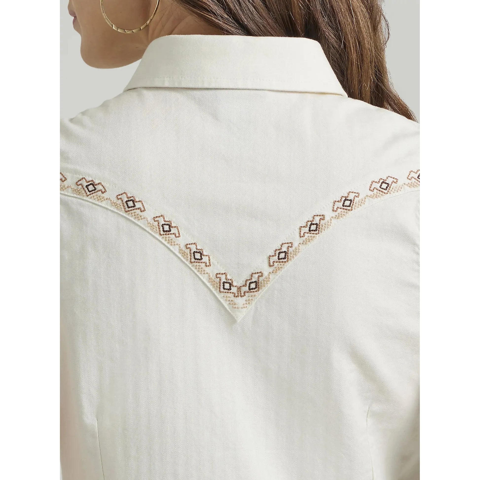 WRANGLER WOMEN'S EMBROIDERED WESTERN SNAP CROP TANK IN EGRET