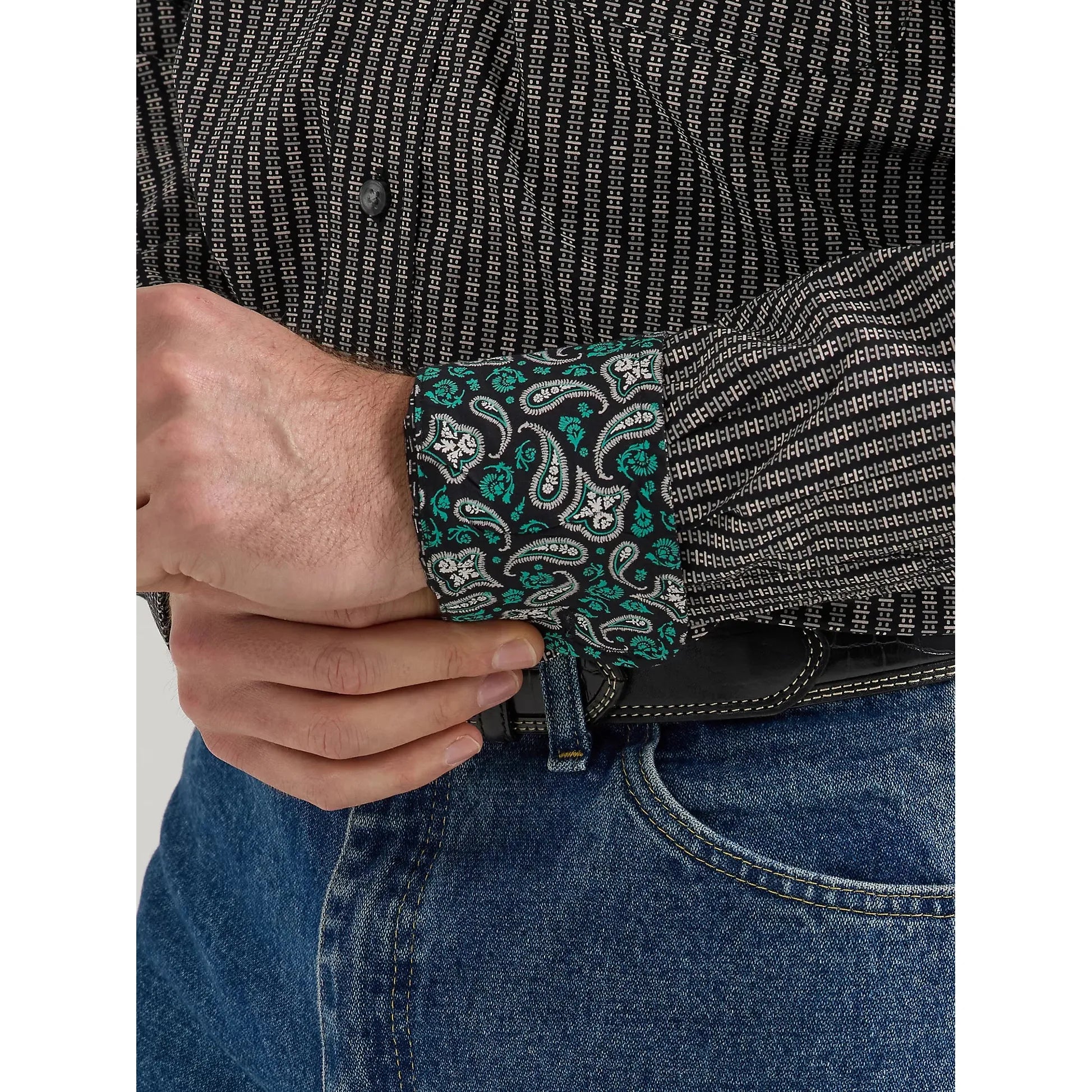 Men's Wrangler® George Strait™ Long Sleeve Button Down One Pocket Shirt in Black Scribe