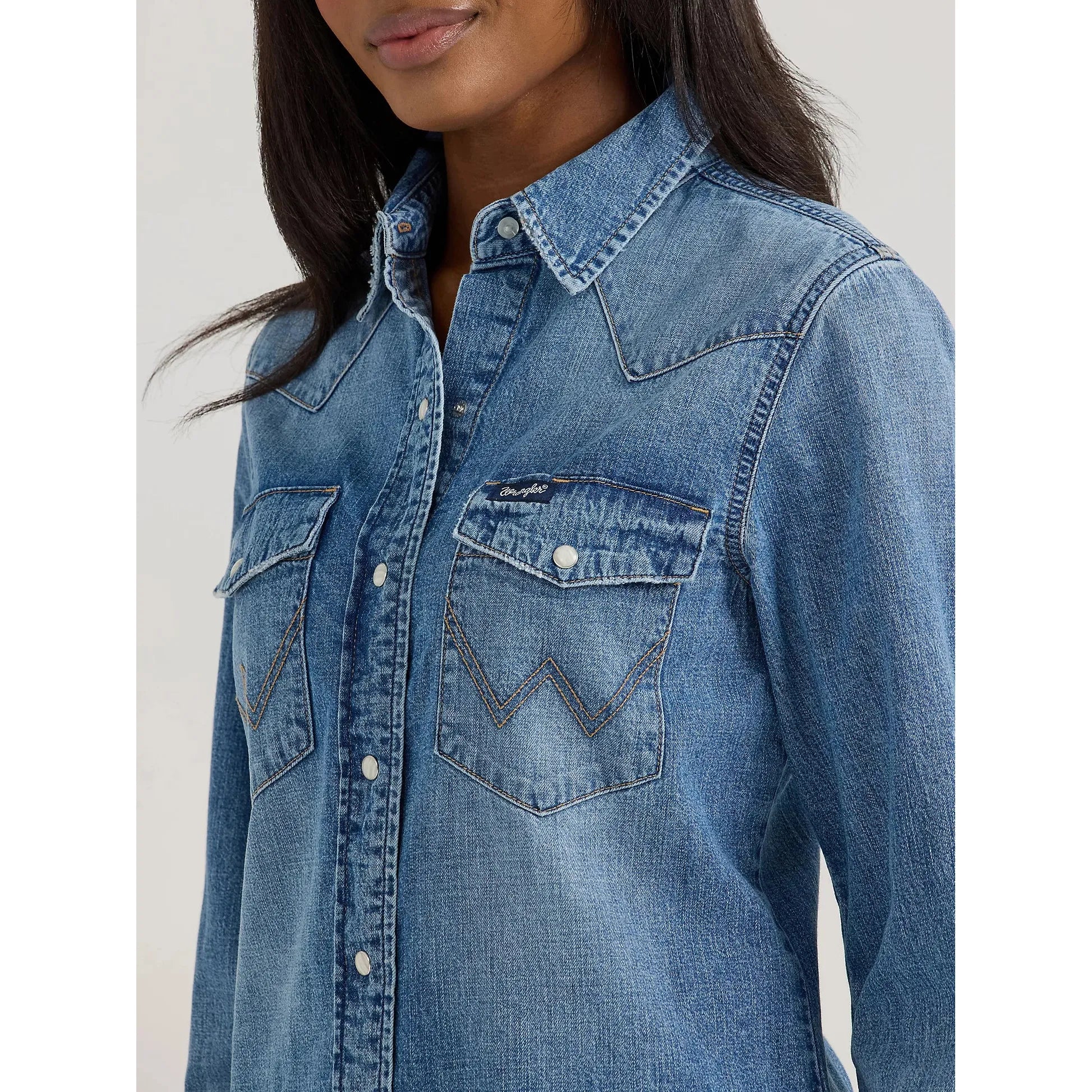 WOMEN'S WRANGLER CLASSIC DENIM SLIM WESTERN SNAP SHIRT