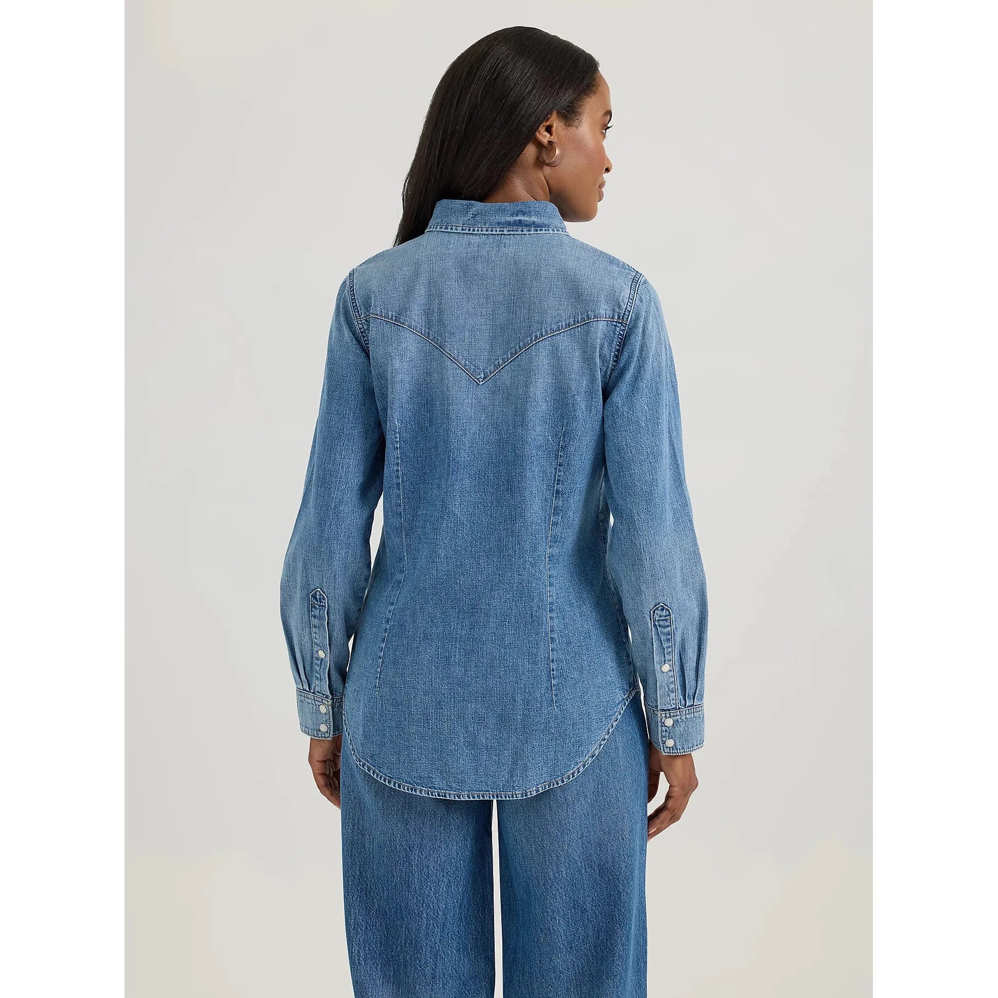 WOMEN'S WRANGLER CLASSIC DENIM SLIM WESTERN SNAP SHIRT