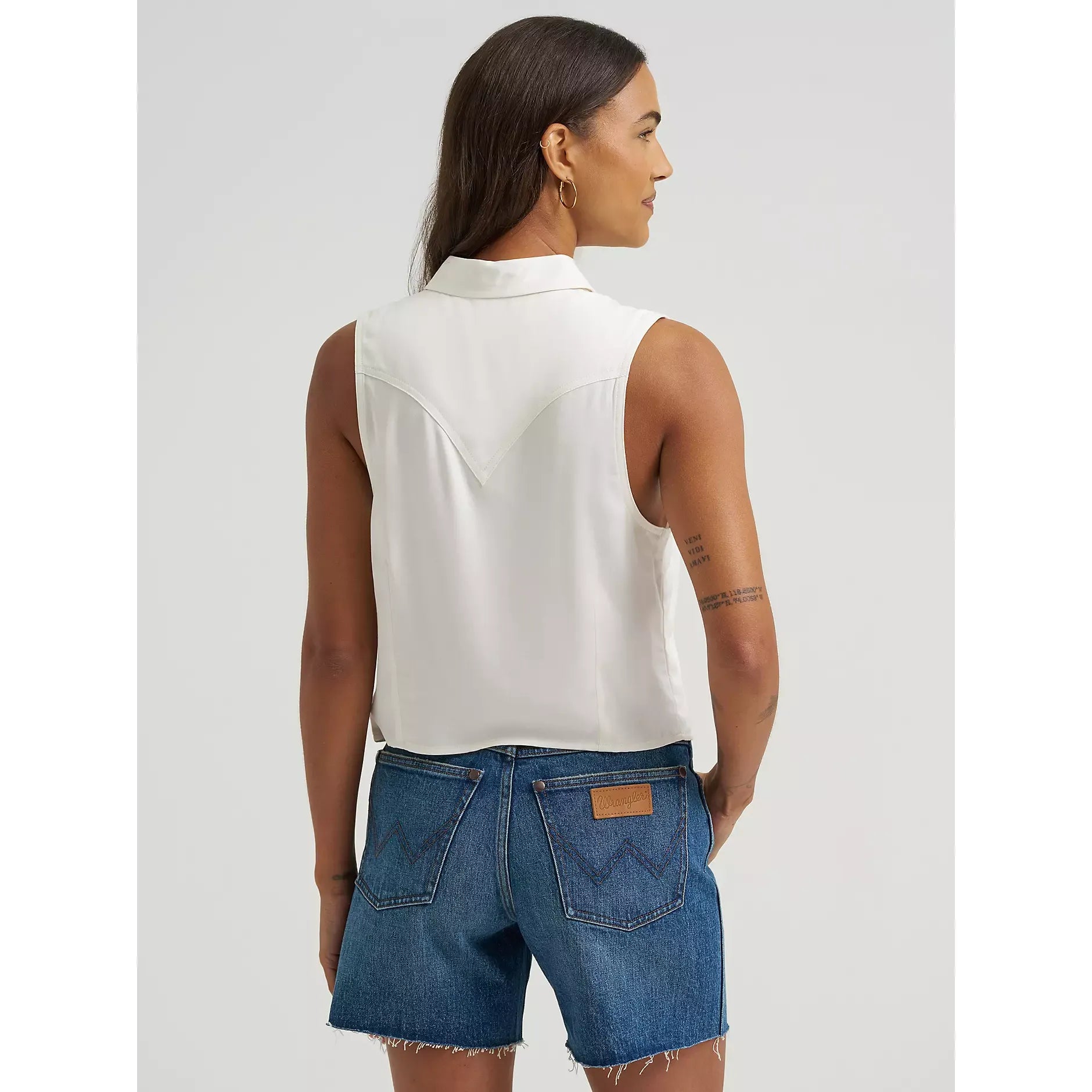 Women's Wrangler Embroidered Sleeveless Snap Shirt-White - CWesternwear
