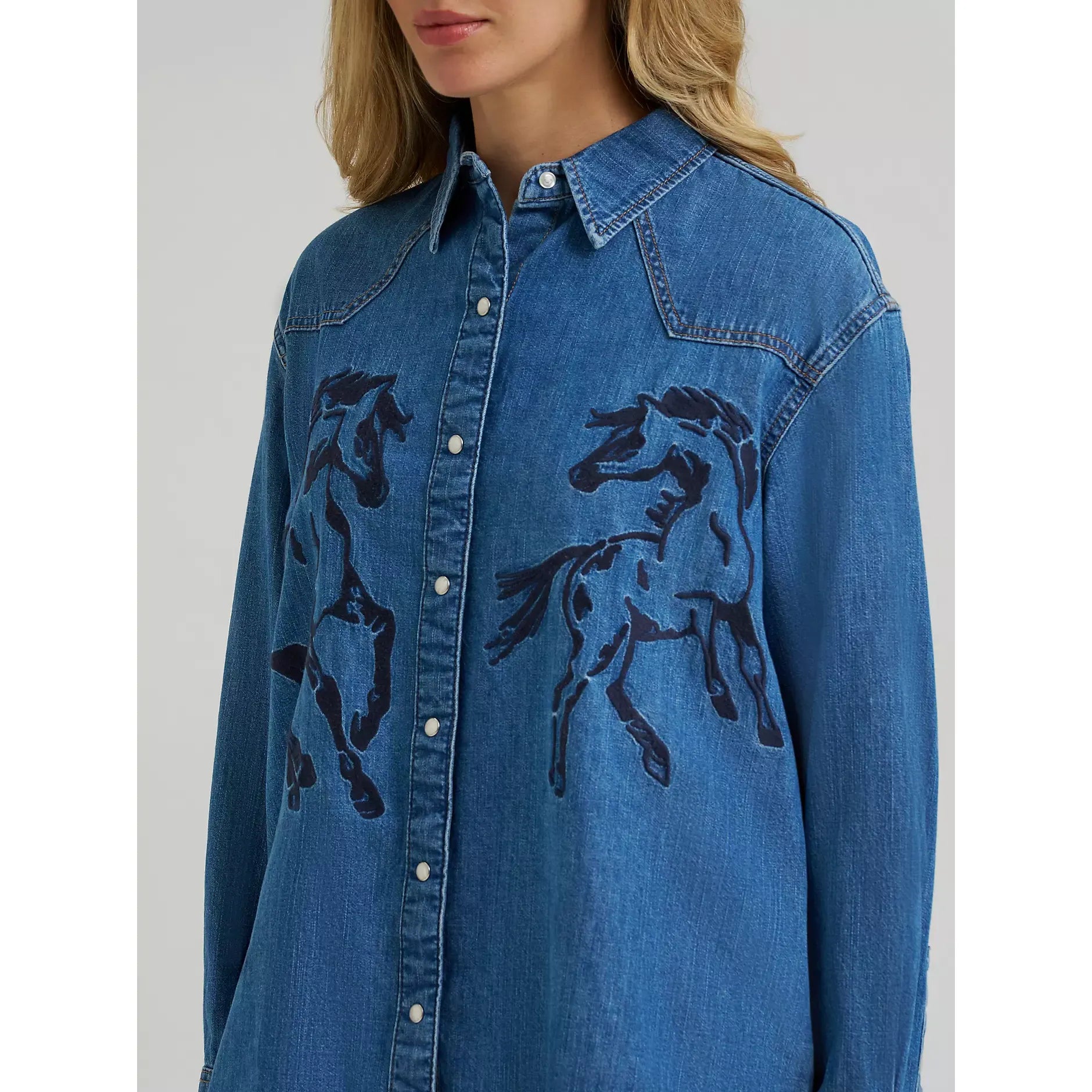 Women's Wrangler Horses Boyfriend Western Snap Shirt-Denim