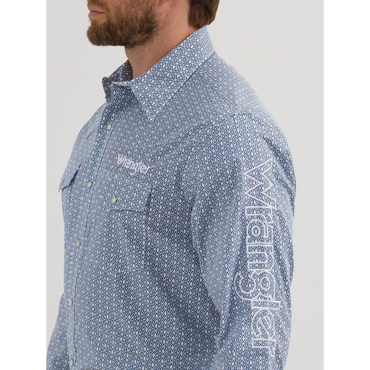 MEN'S WRANGLER LOGO LONG SLEEVE WESTERN SNAP SHIRT IN WHITE/BLUE