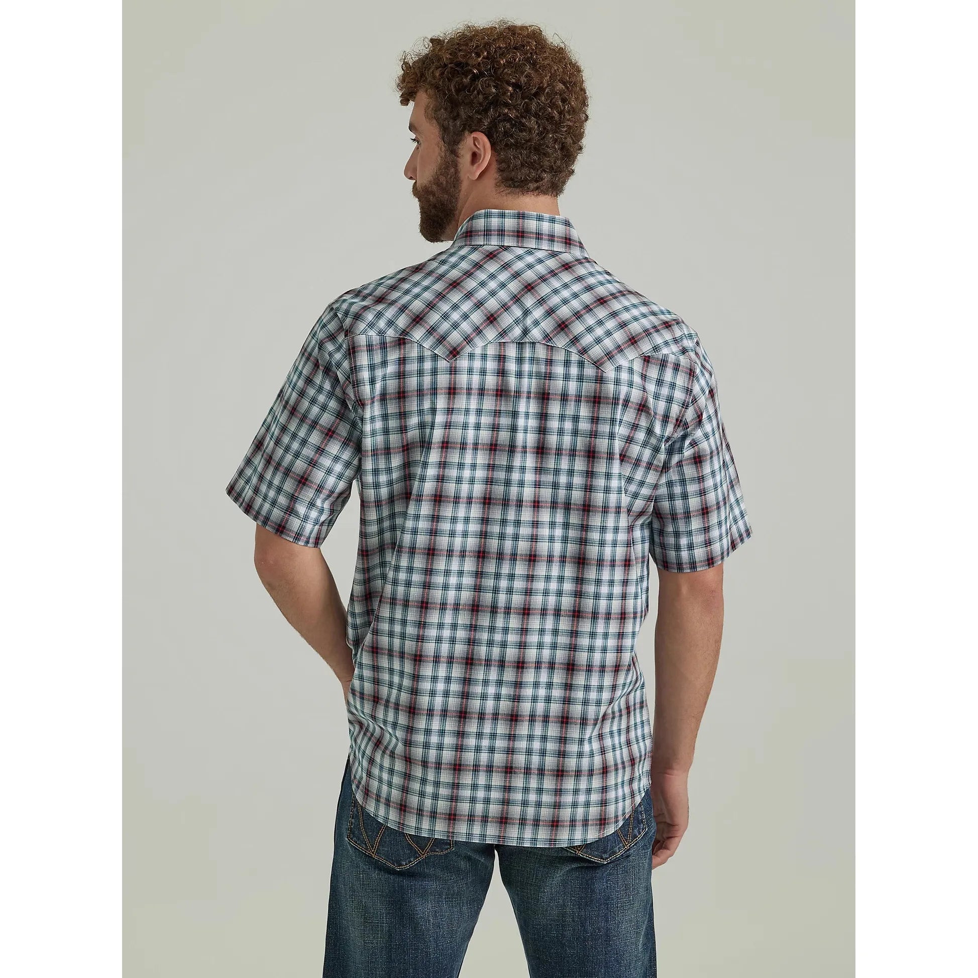 MEN'S WRANGLER RETRO® SHORT SLEEVE WESTERN SNAP WITH SAWTOOTH FLAP POCKET PLAID SHIRT IN CHERRY NAVY PLAID