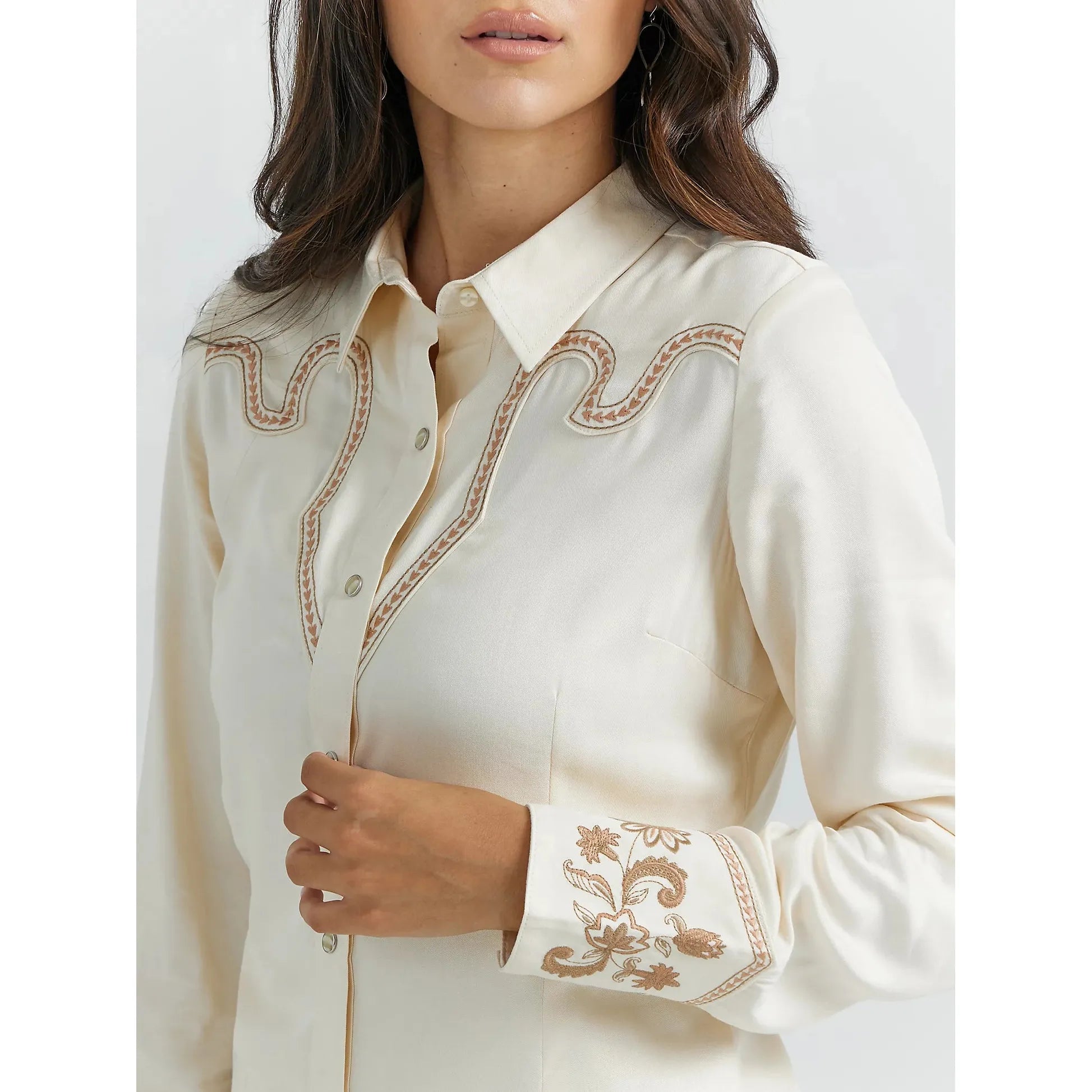 WOMEN'S WRANGLER FANCY EMBROIDERY RODEO SNAP SHIRT IN CREAM