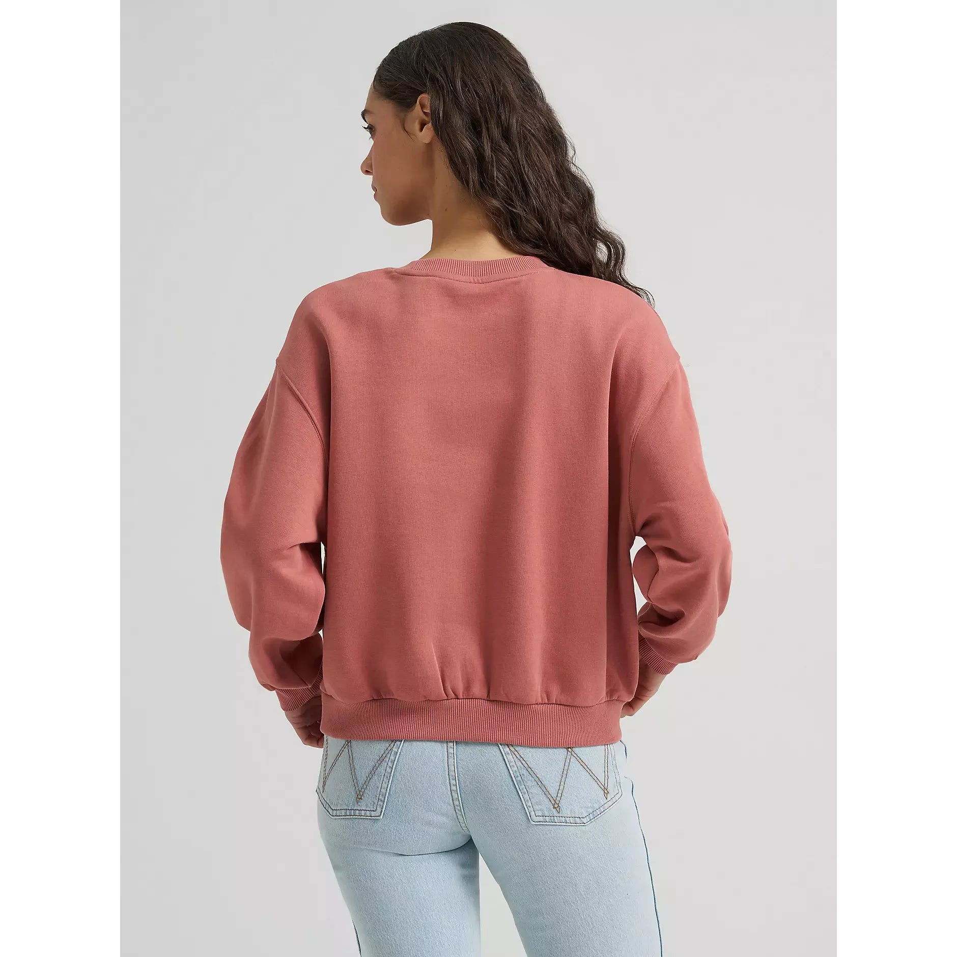 Women's Wrangler Logo Canyon Crew Pullover-Withered Rose - CWesternwear